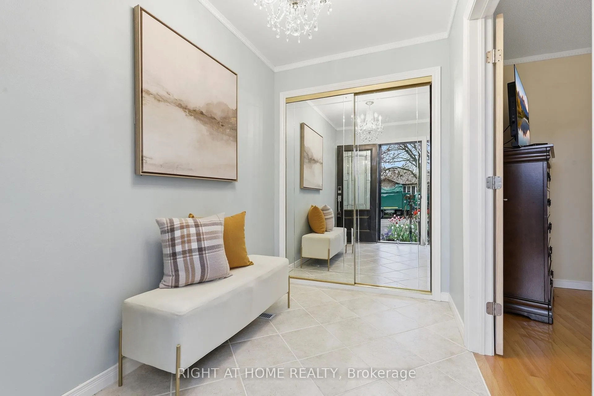 Photo 5 of 1467 Dewbourne Crescent, Burlington, Palmer — HOMEH