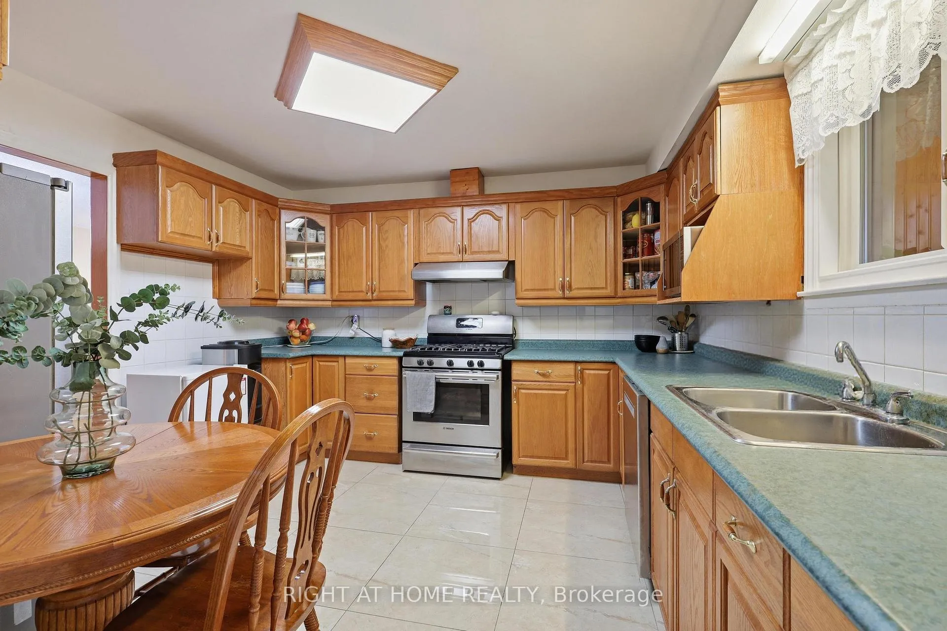 Photo 13 of 1467 Dewbourne Crescent, Burlington, Palmer — HOMEH