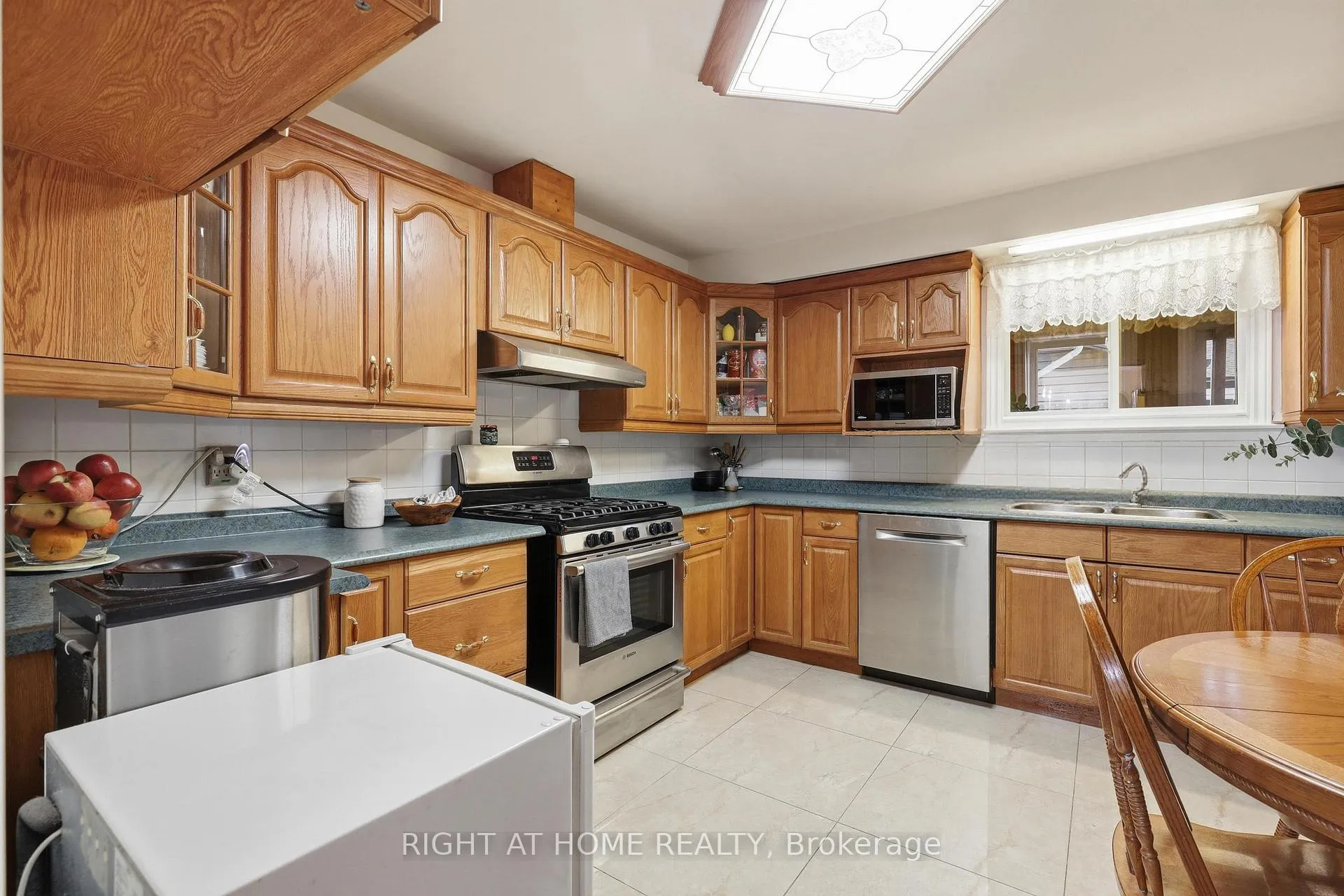Photo 14 of 1467 Dewbourne Crescent, Burlington, Palmer — HOMEH