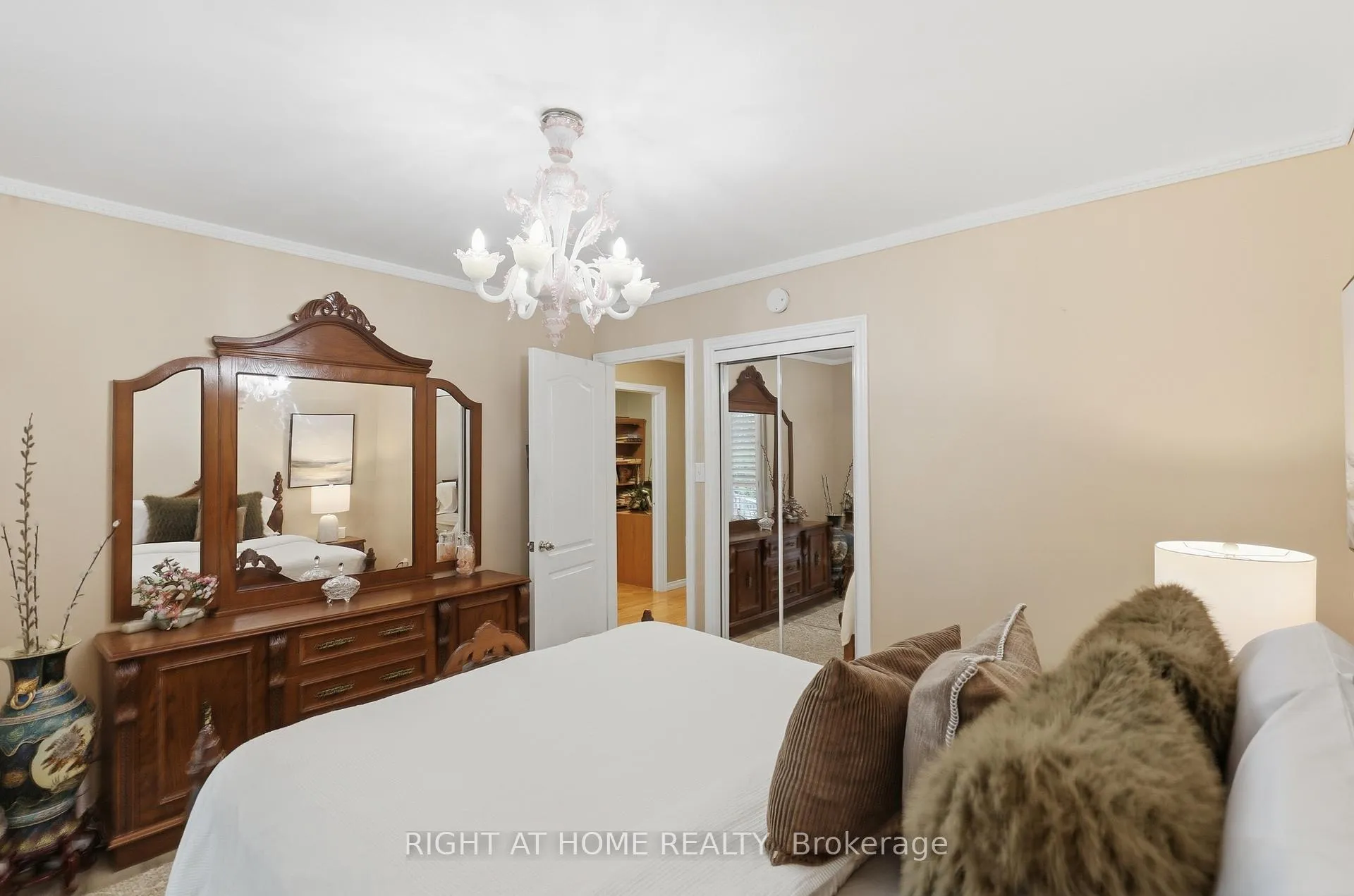 Photo 16 of 1467 Dewbourne Crescent, Burlington, Palmer — HOMEH