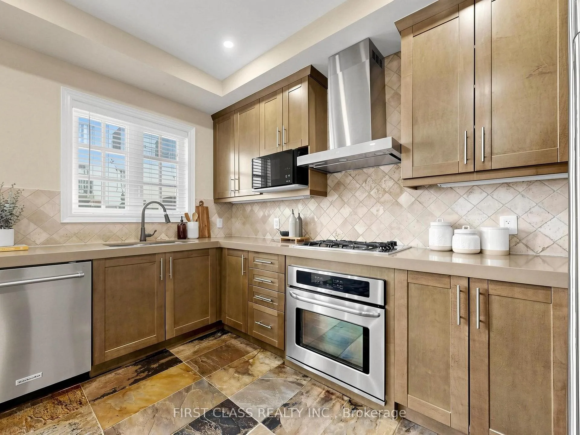 Photo 5 of 40 Bonnycastle Road, Markham, Unionville — HOMEH