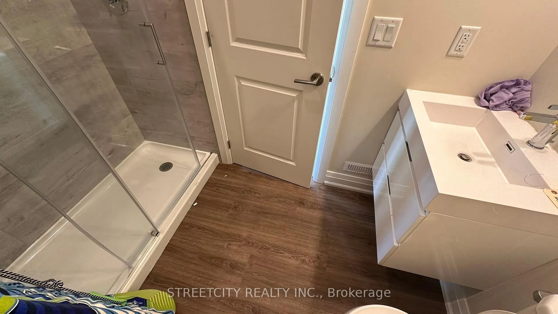 Photo 3 of 2347 Callingham Drive, London, North R — HOMEH