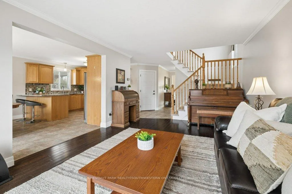 Photo 11 of 641 Interlaken Drive, Waterloo — HOMEH