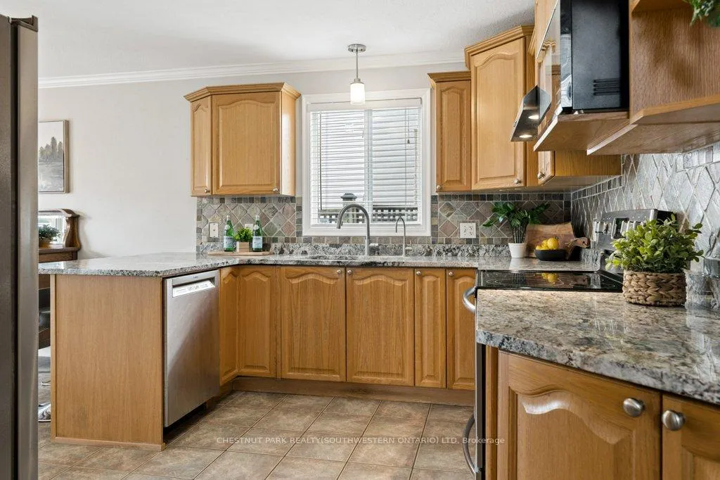 Photo 14 of 641 Interlaken Drive, Waterloo — HOMEH