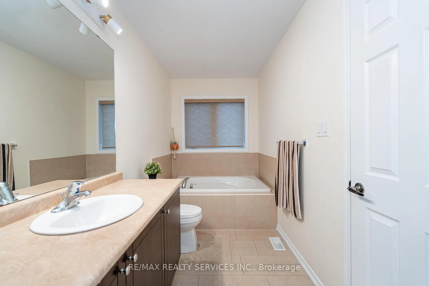 Photo 31 of 11 Hoover Road, Brampton, Northwest Brampton — HOMEH