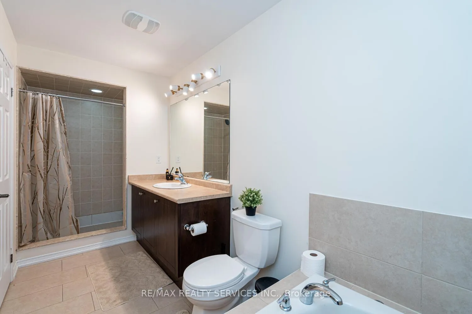 Photo 32 of 11 Hoover Road, Brampton, Northwest Brampton — HOMEH