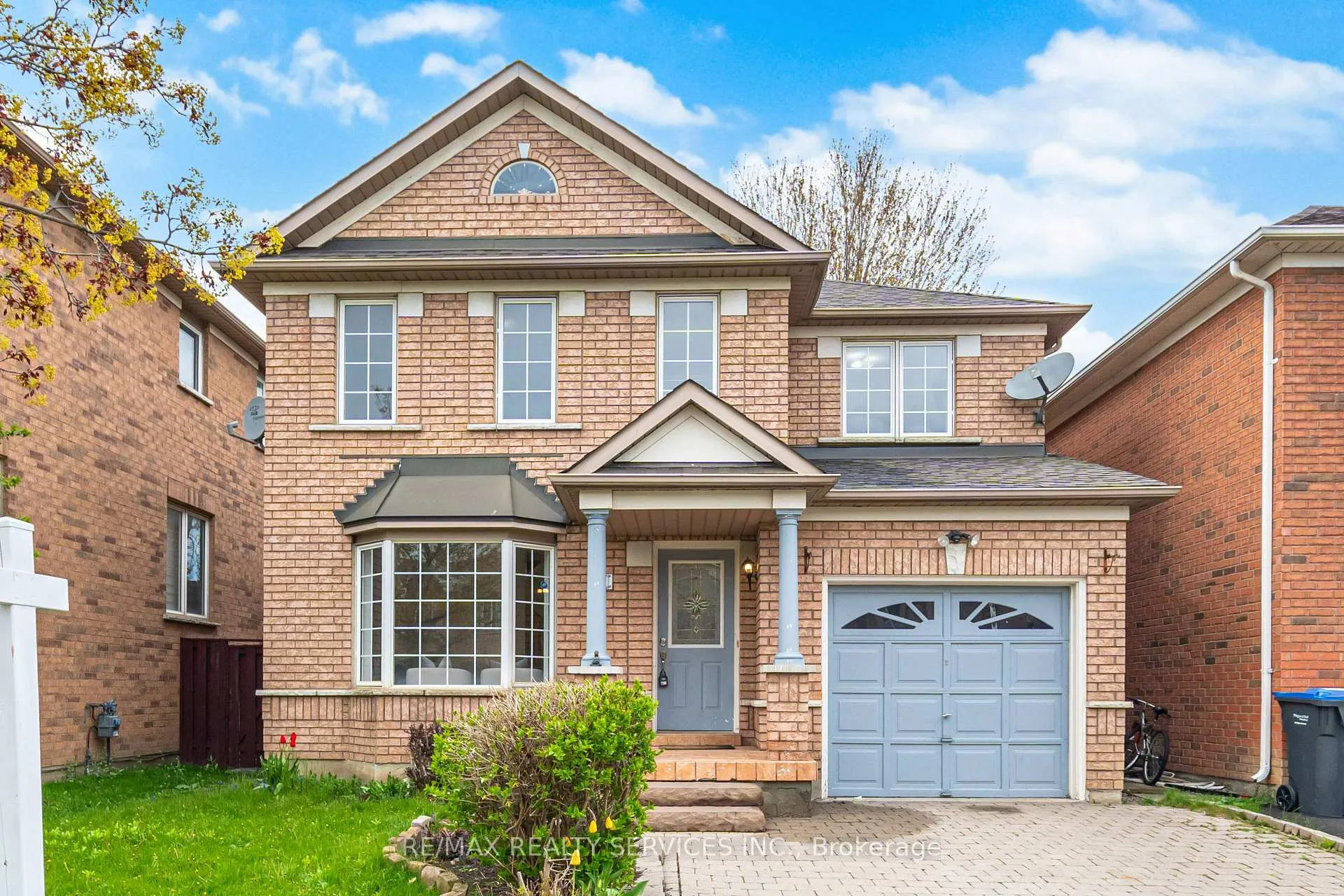 Photo 2 of 21 Upper Highlands Drive, Brampton, Heart Lake East — HOMEH