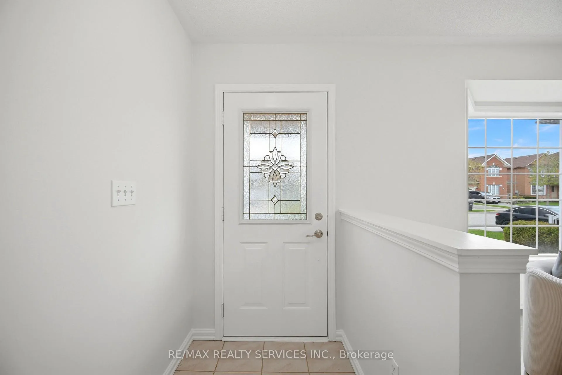 Photo 3 of 21 Upper Highlands Drive, Brampton, Heart Lake East — HOMEH