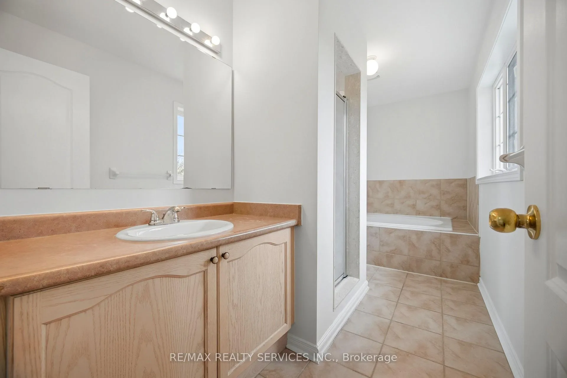 Photo 23 of 21 Upper Highlands Drive, Brampton, Heart Lake East — HOMEH
