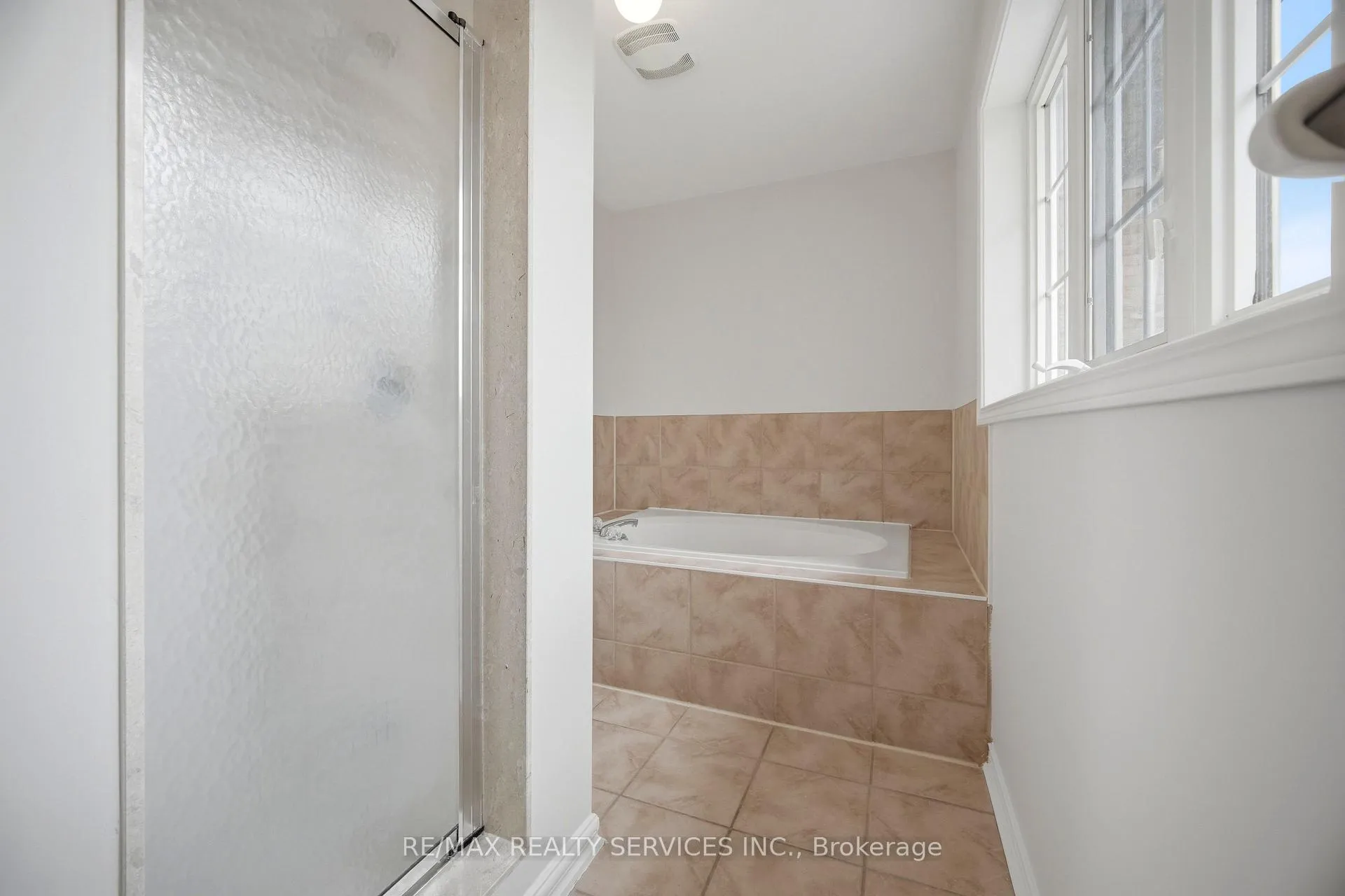 Photo 24 of 21 Upper Highlands Drive, Brampton, Heart Lake East — HOMEH