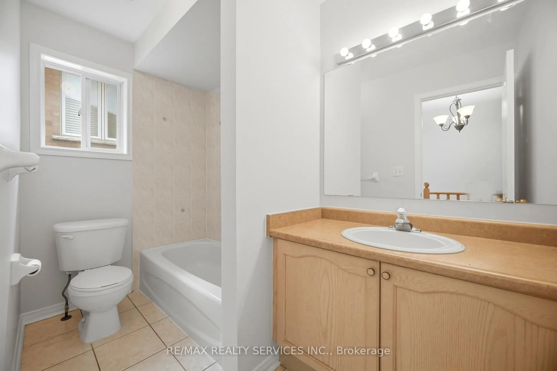 Photo 30 of 21 Upper Highlands Drive, Brampton, Heart Lake East — HOMEH