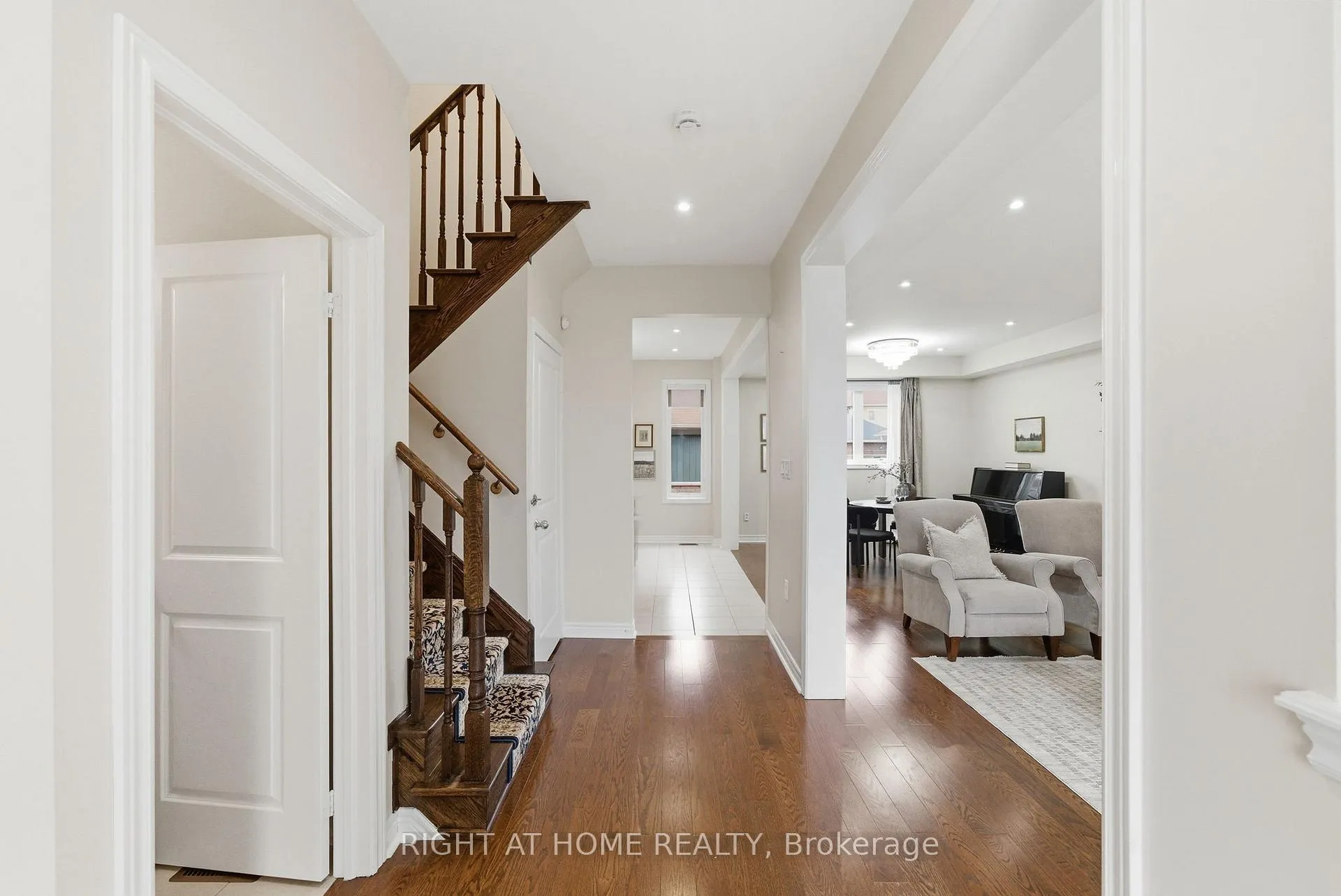 Photo 5 of 35 Gough Lane, Clarington, Bowmanville — HOMEH