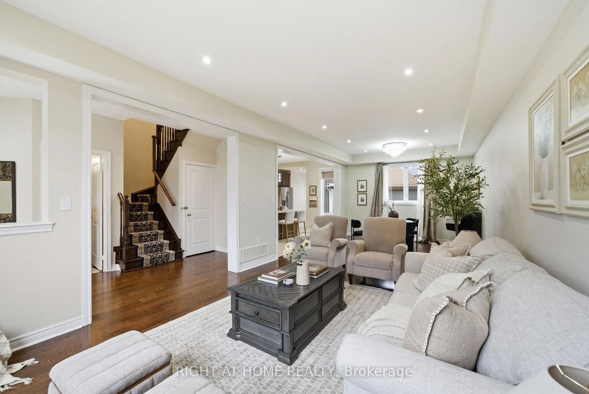 Photo 8 of 35 Gough Lane, Clarington, Bowmanville — HOMEH