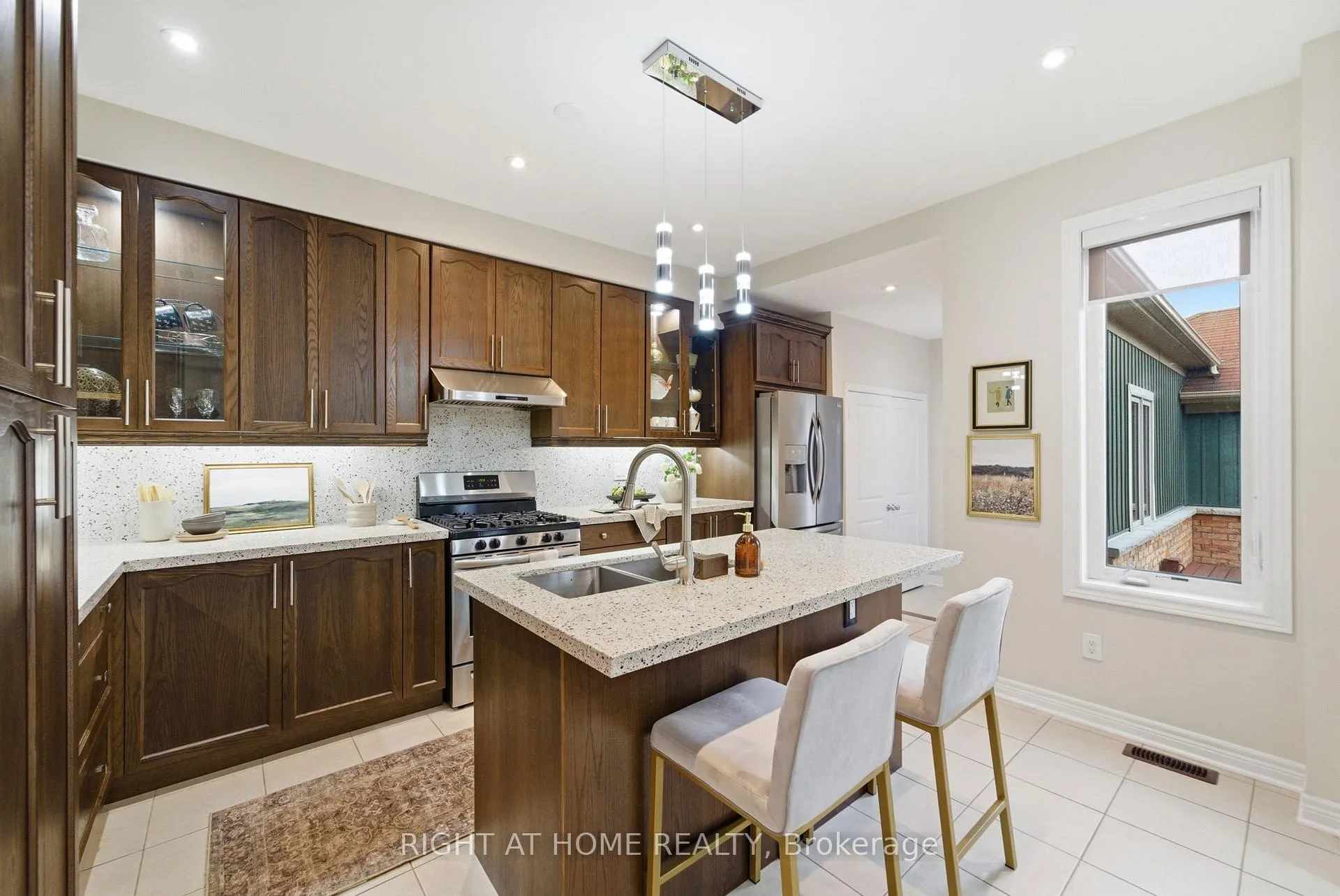 Photo 12 of 35 Gough Lane, Clarington, Bowmanville — HOMEH