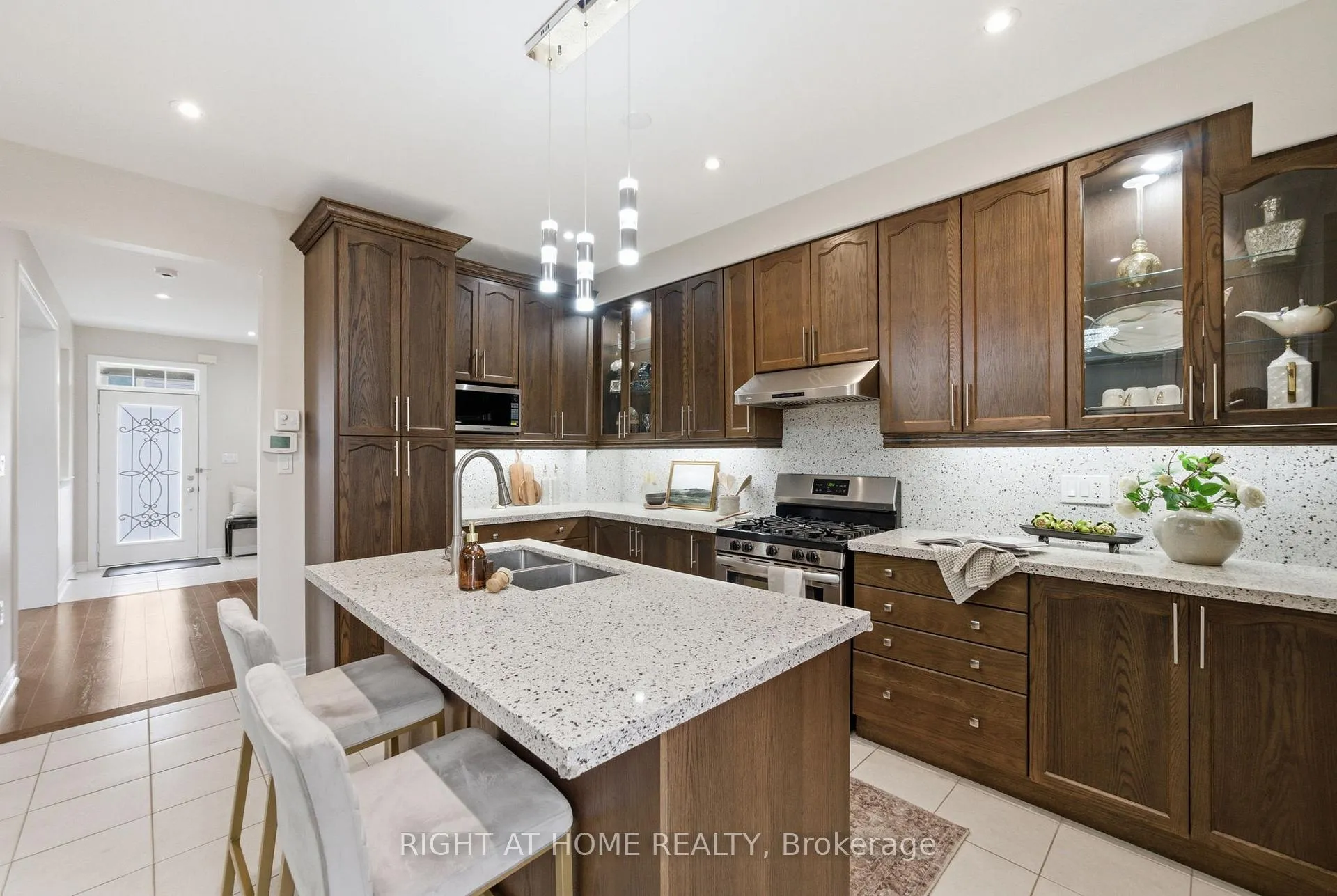 Photo 13 of 35 Gough Lane, Clarington, Bowmanville — HOMEH