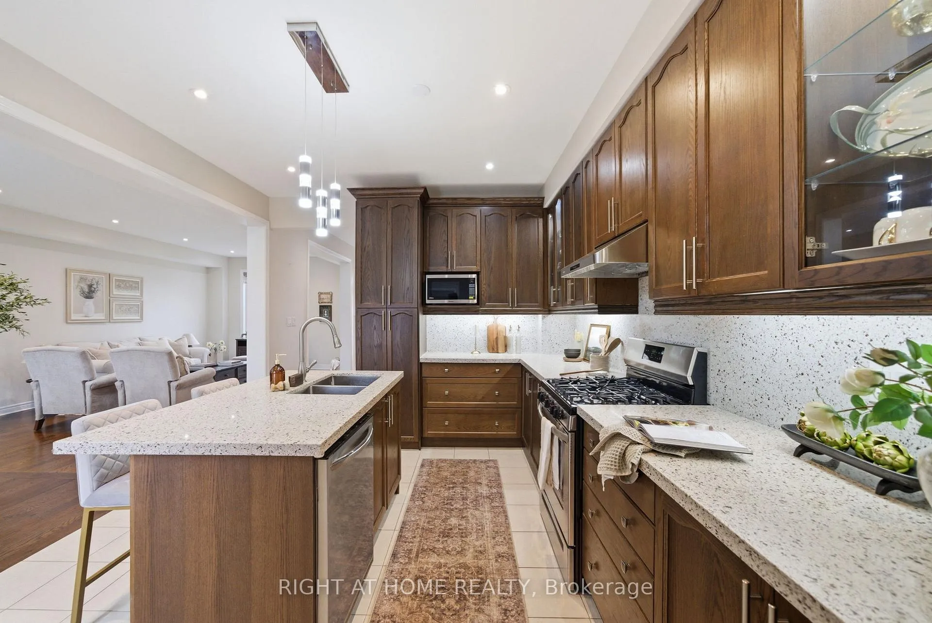 Photo 14 of 35 Gough Lane, Clarington, Bowmanville — HOMEH