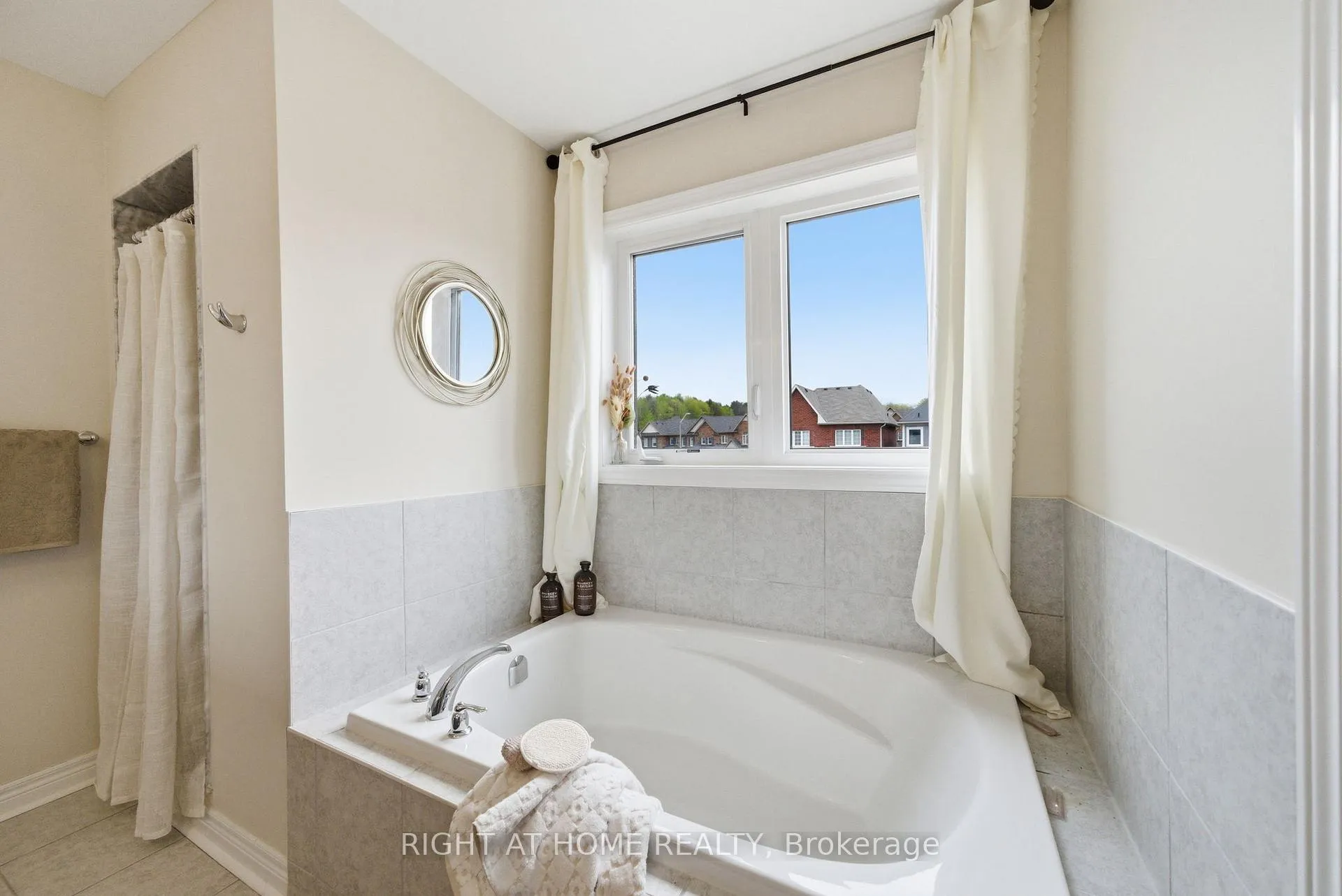 Photo 24 of 35 Gough Lane, Clarington, Bowmanville — HOMEH