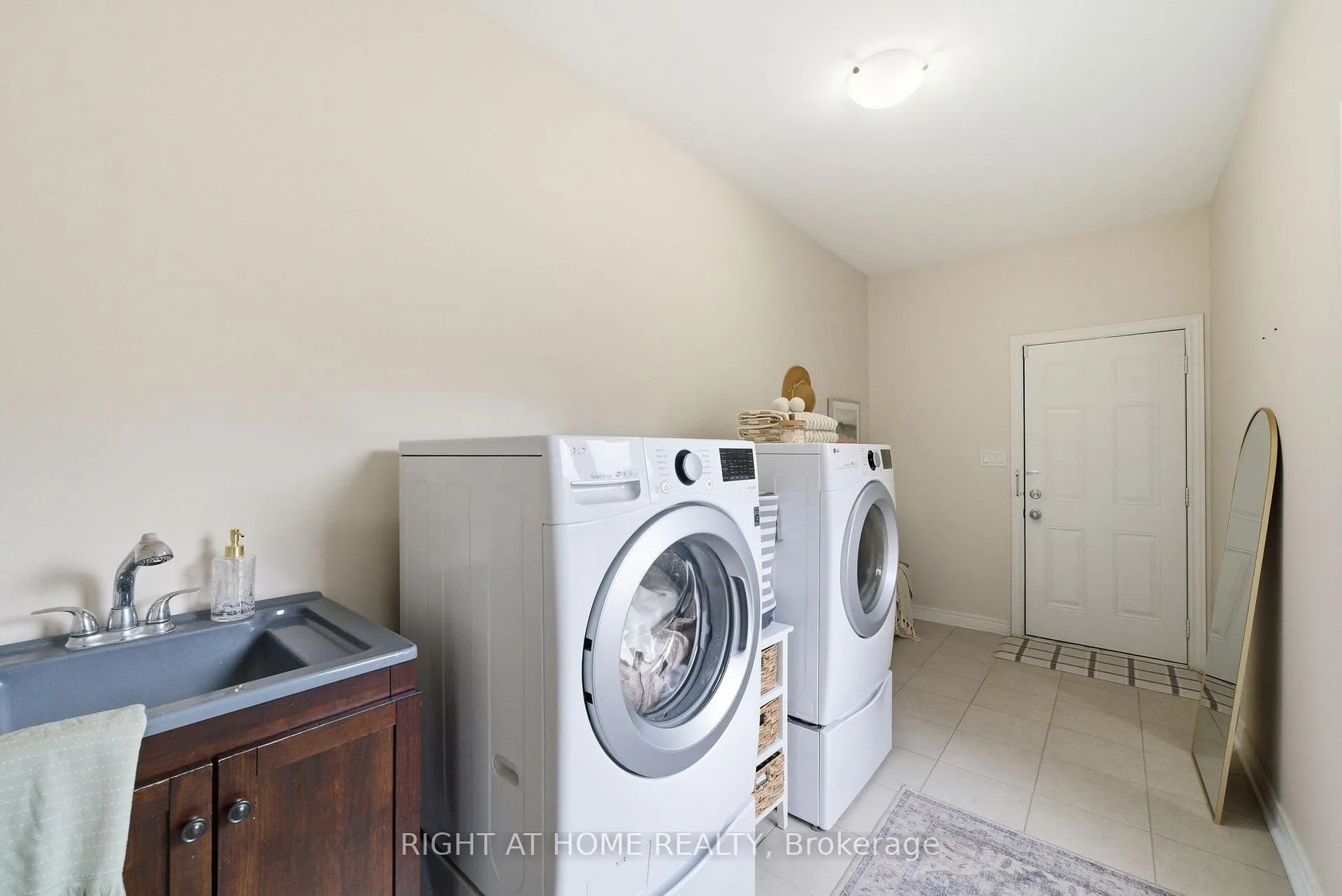 Photo 32 of 35 Gough Lane, Clarington, Bowmanville — HOMEH