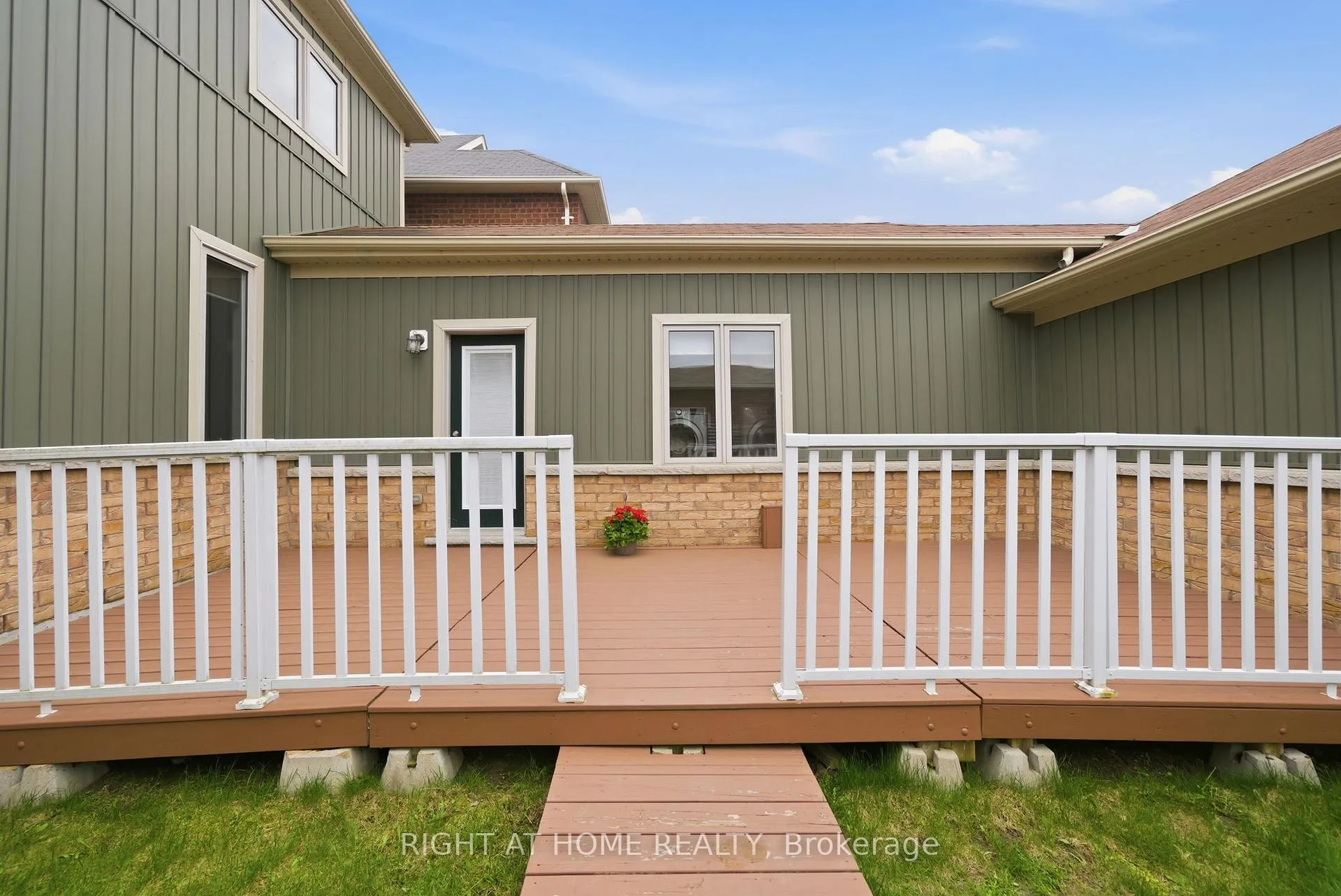 Photo 36 of 35 Gough Lane, Clarington, Bowmanville — HOMEH