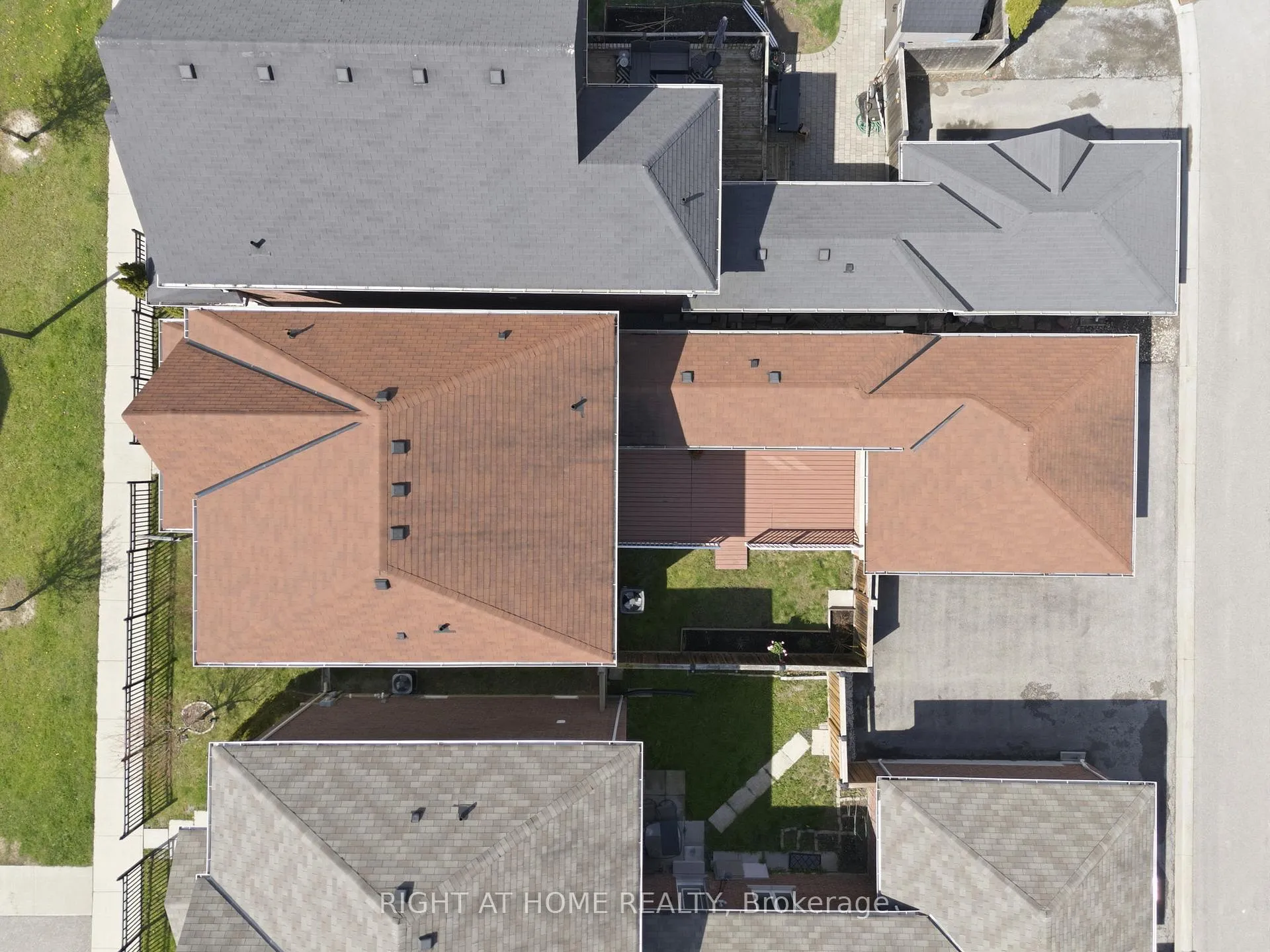 Photo 41 of 35 Gough Lane, Clarington, Bowmanville — HOMEH