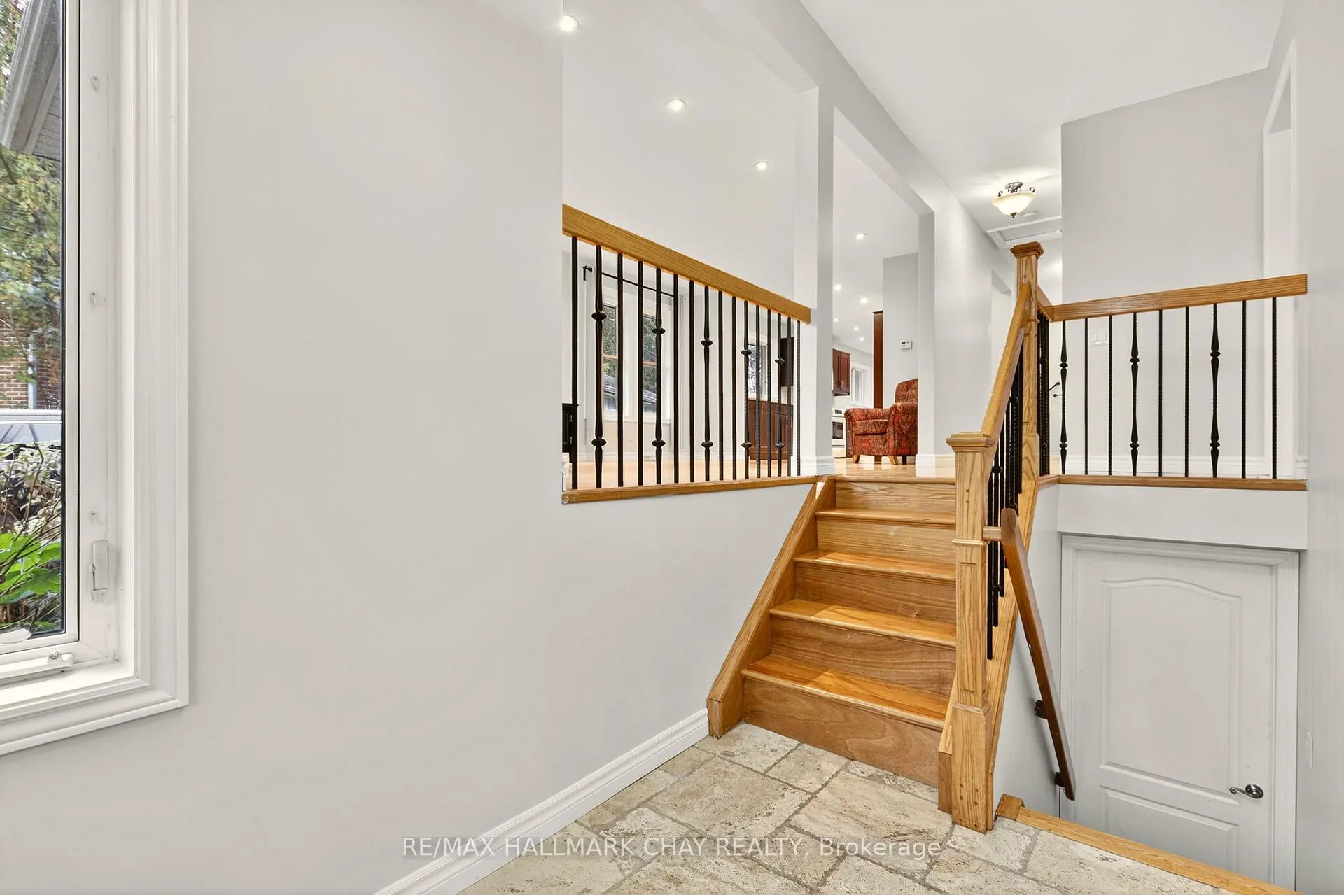 Photo 4 of 29 Oakley Park Square, Barrie, Wellington — HOMEH