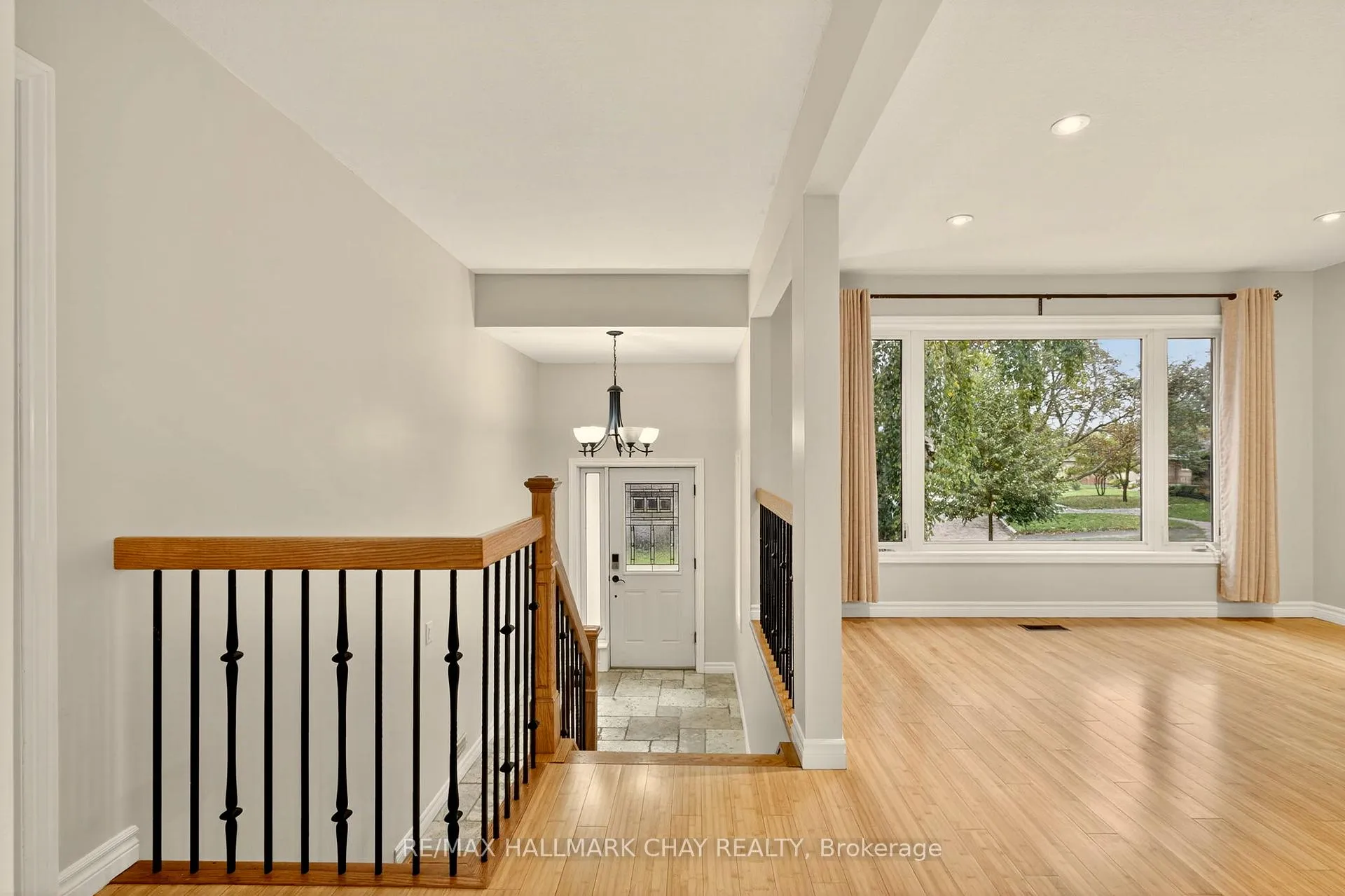 Photo 5 of 29 Oakley Park Square, Barrie, Wellington — HOMEH
