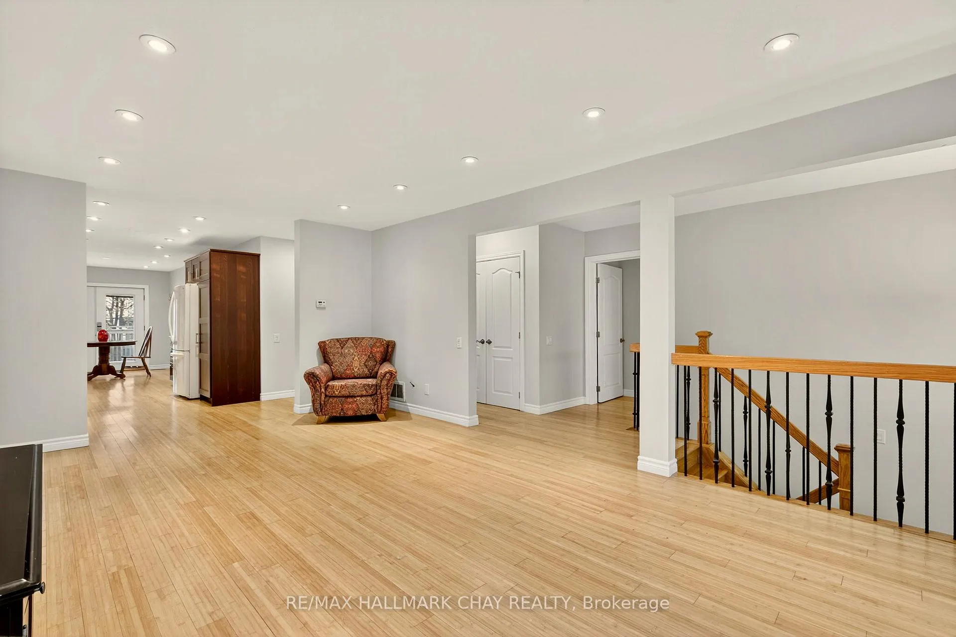 Photo 6 of 29 Oakley Park Square, Barrie, Wellington — HOMEH
