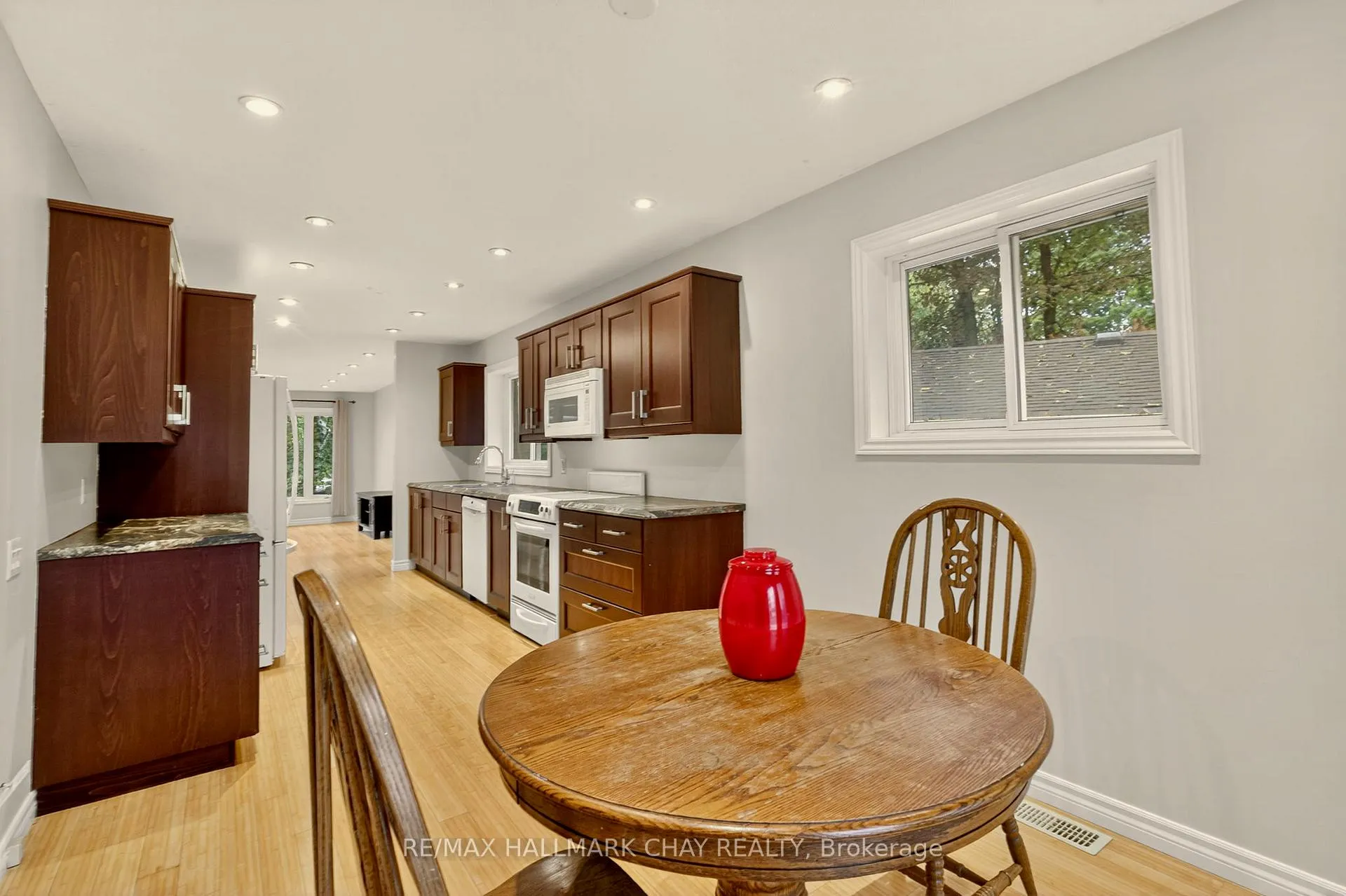 Photo 10 of 29 Oakley Park Square, Barrie, Wellington — HOMEH