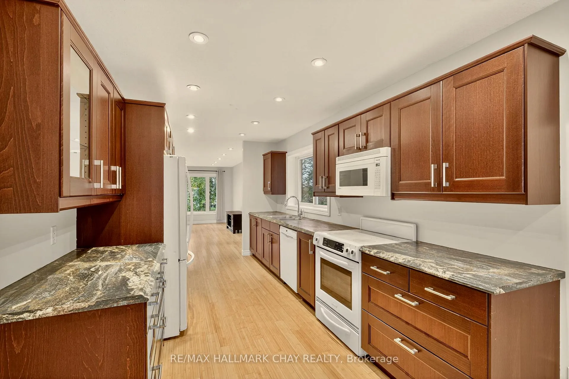 Photo 11 of 29 Oakley Park Square, Barrie, Wellington — HOMEH