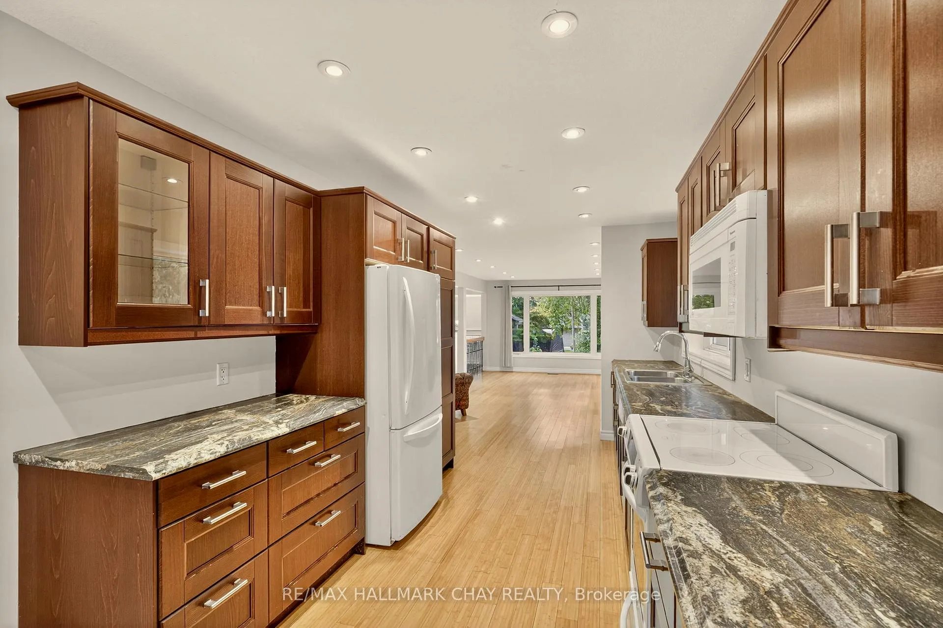 Photo 12 of 29 Oakley Park Square, Barrie, Wellington — HOMEH