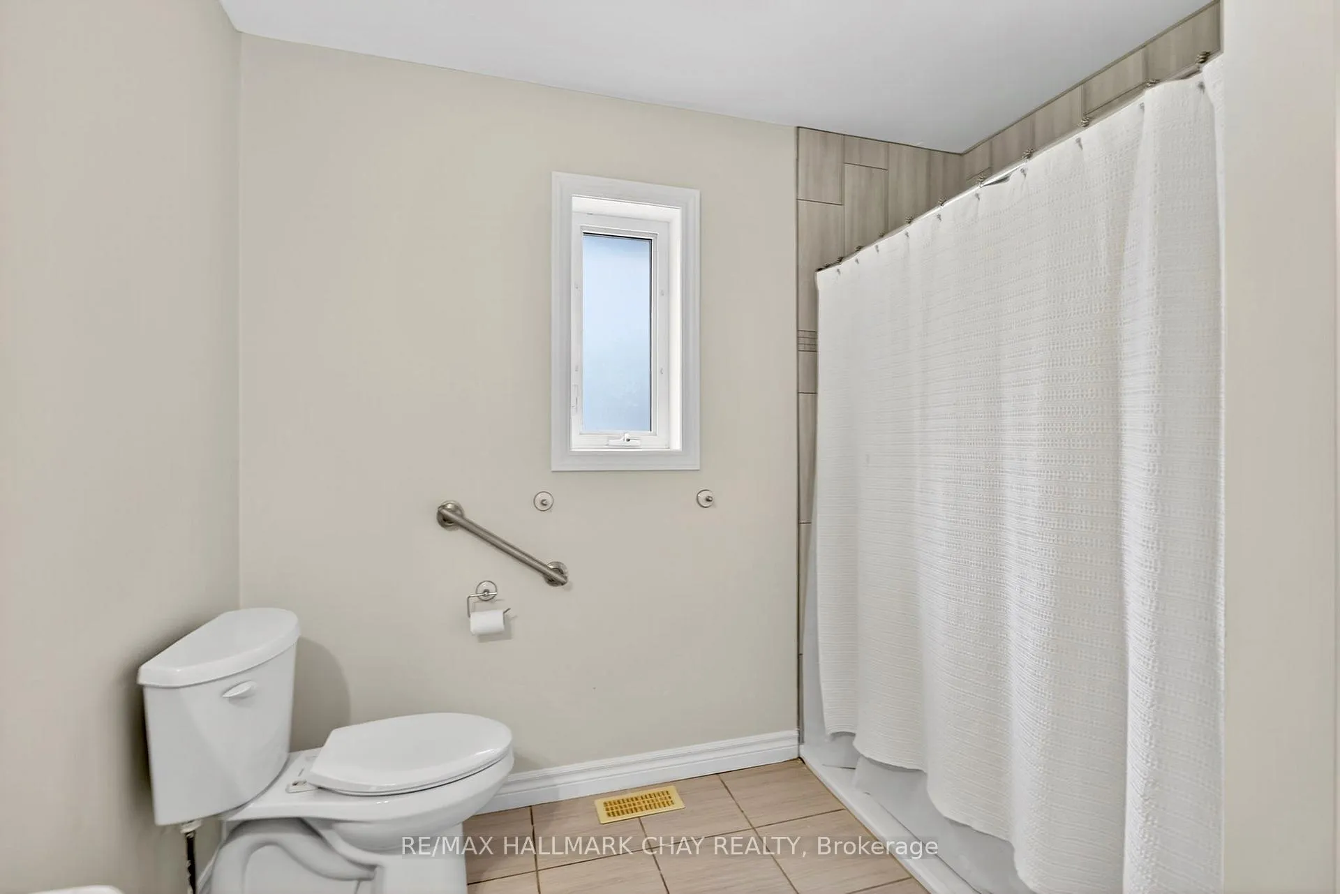 Photo 17 of 29 Oakley Park Square, Barrie, Wellington — HOMEH