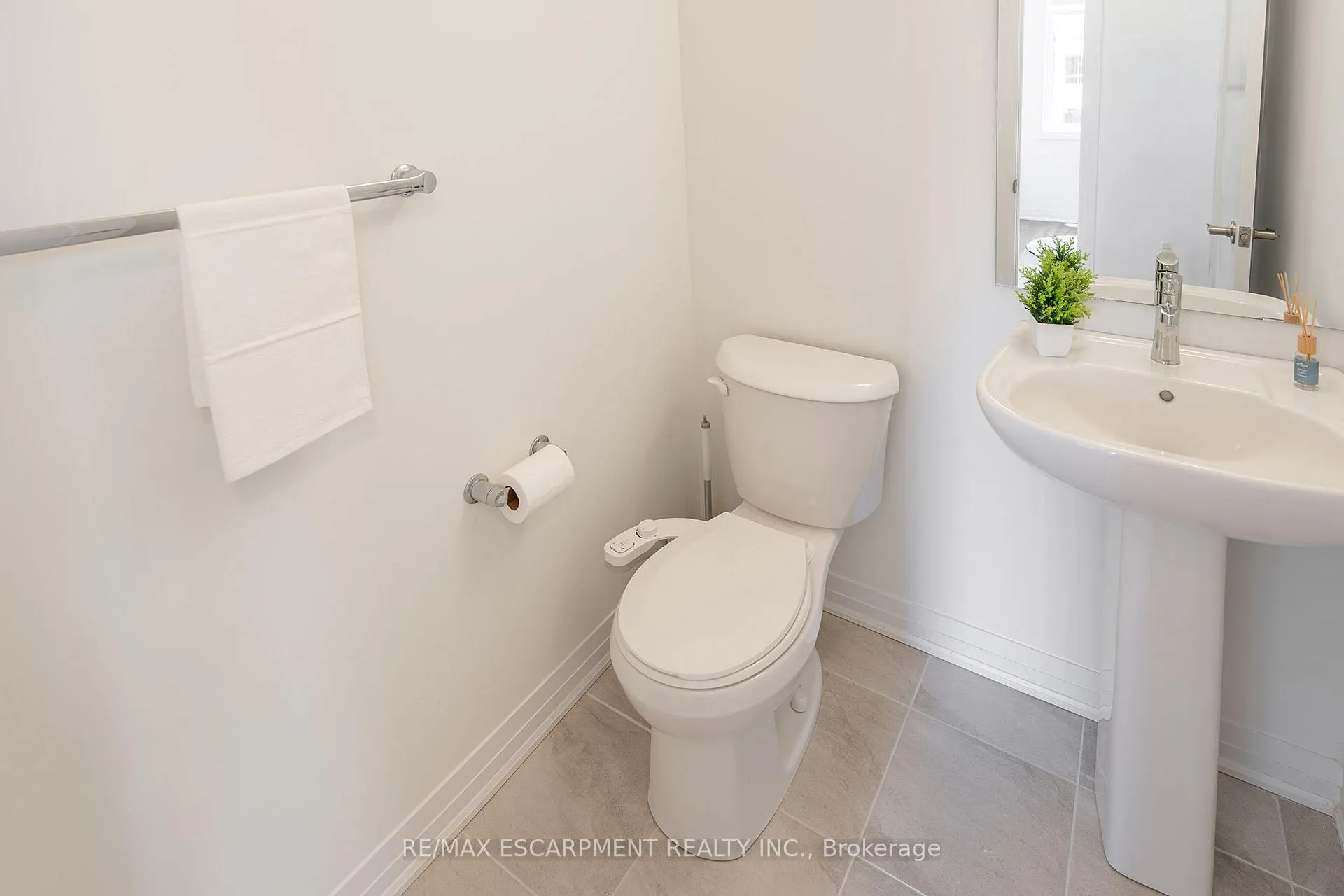 Photo 12 of 26 Feather Road, Welland, Dain City — HOMEH