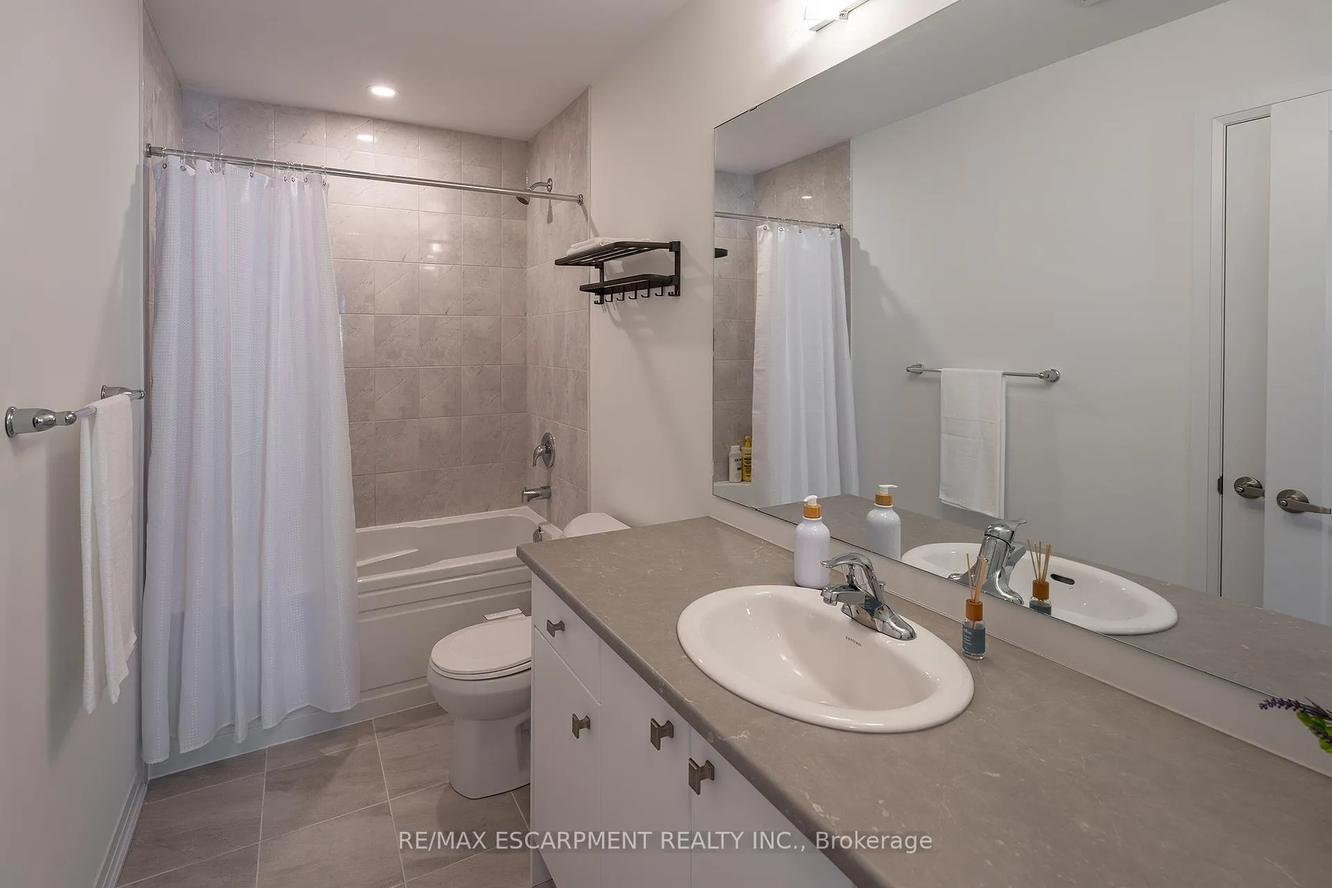 Photo 19 of 26 Feather Road, Welland, Dain City — HOMEH