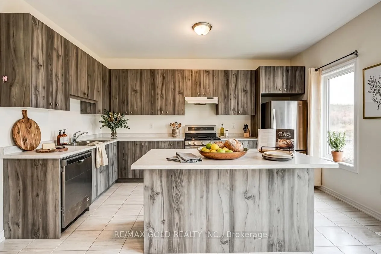 Photo 5 of 84 Atlantis Drive W, Orillia — HOMEH
