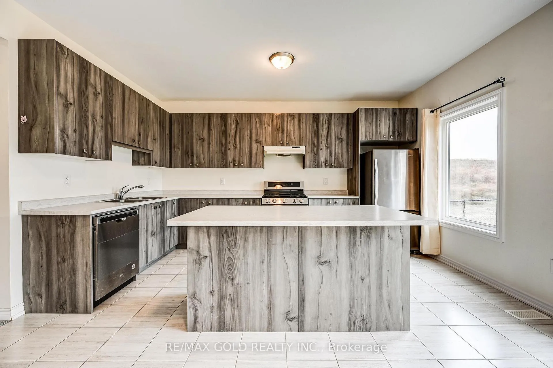 Photo 6 of 84 Atlantis Drive W, Orillia — HOMEH