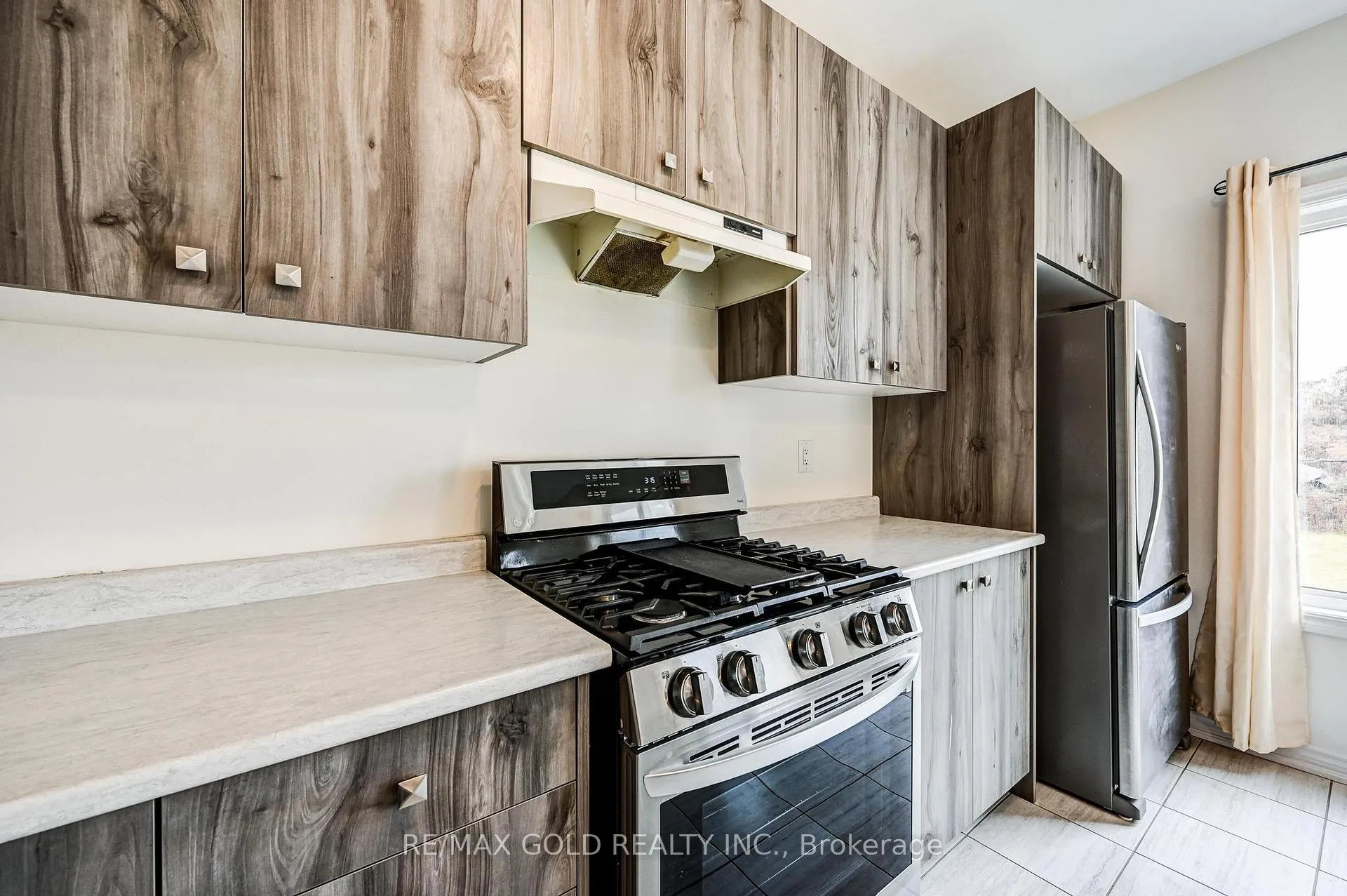 Photo 10 of 84 Atlantis Drive W, Orillia — HOMEH