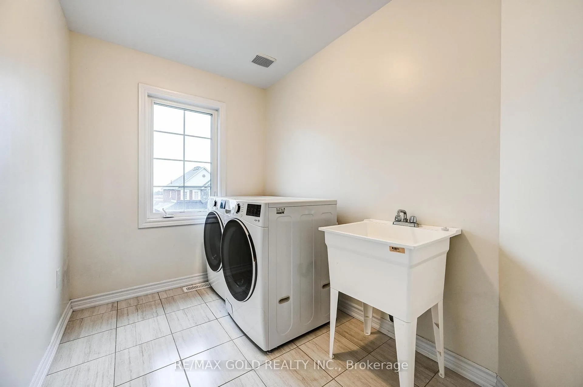 Photo 25 of 84 Atlantis Drive W, Orillia — HOMEH