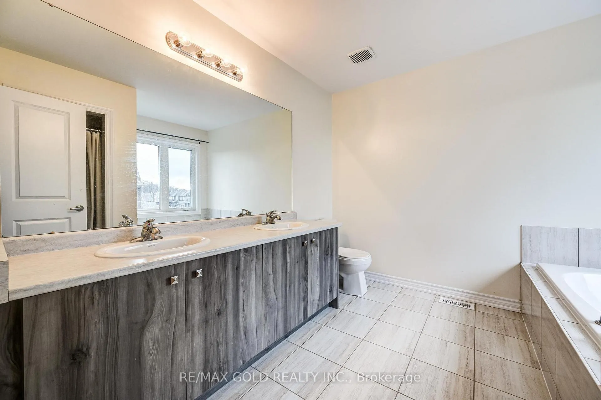 Photo 27 of 84 Atlantis Drive W, Orillia — HOMEH