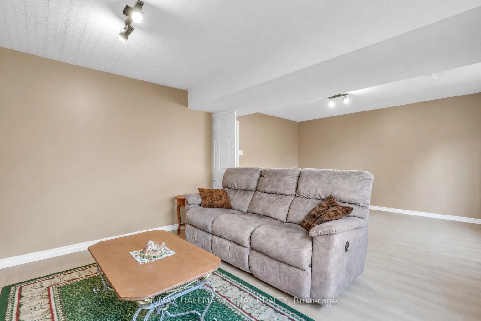 Photo 13 of 35 Butternut Drive, Barrie, Holly — HOMEH