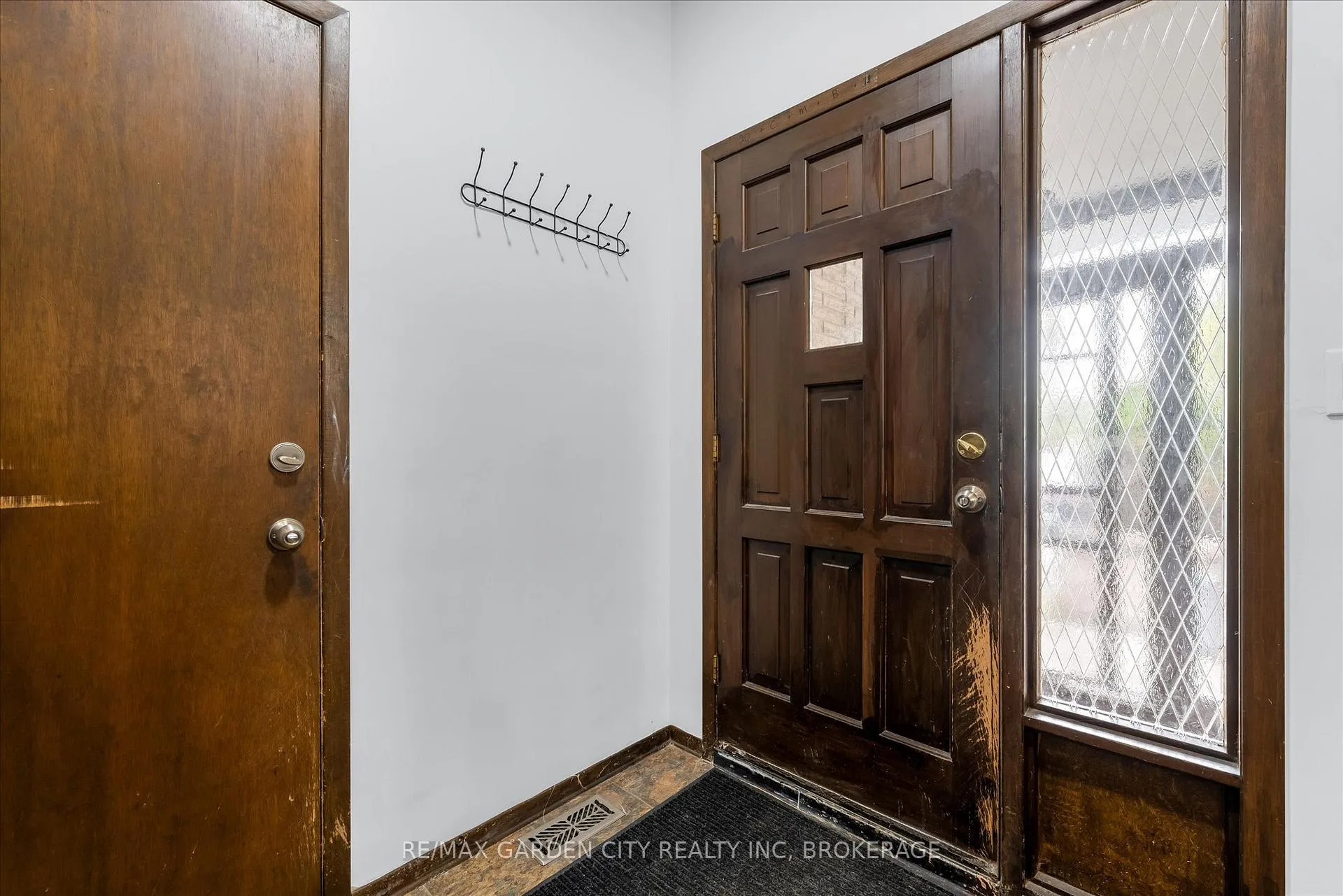 Photo 4 of 82 Linwell Road, St. Catharines, Lakeport — HOMEH