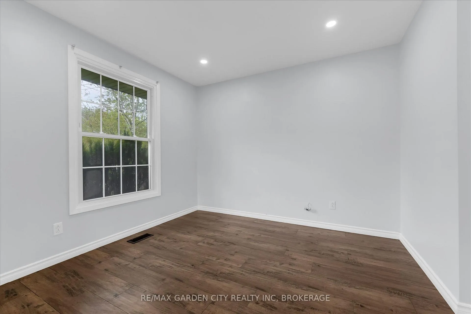 Photo 9 of 82 Linwell Road, St. Catharines, Lakeport — HOMEH