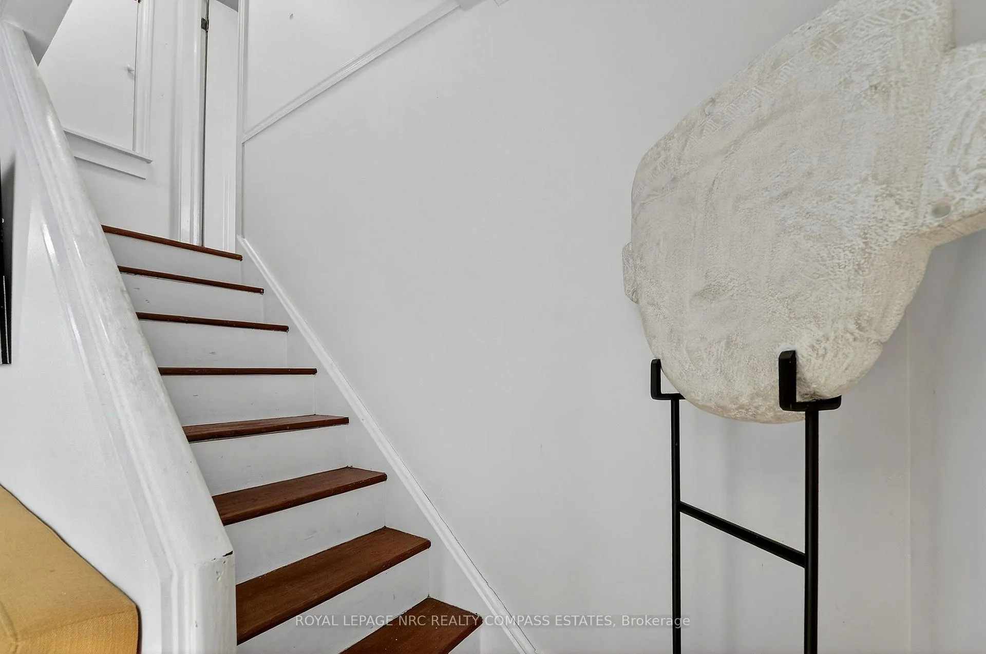 Photo 15 of 31 Queen Mary Drive, St. Catharines, Downtown — HOMEH