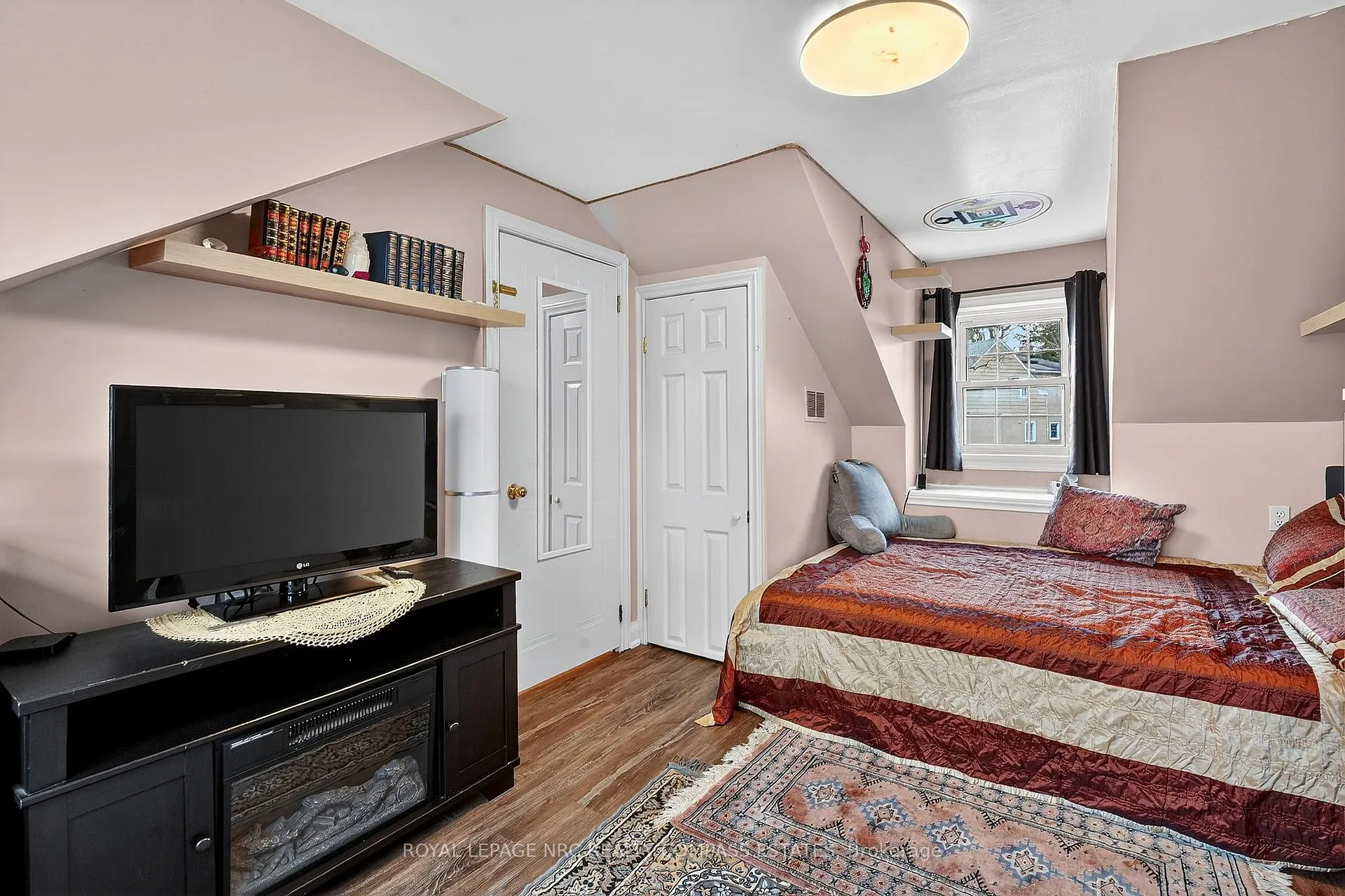 Photo 17 of 31 Queen Mary Drive, St. Catharines, Downtown — HOMEH