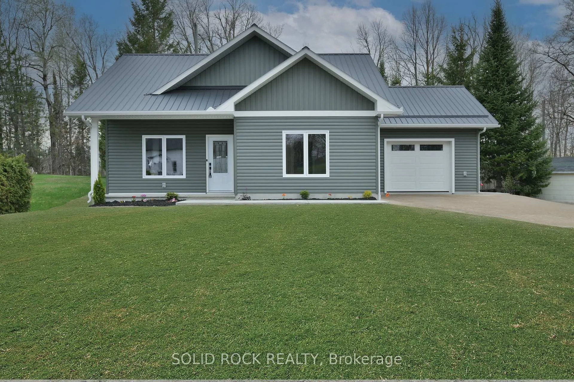 Photo 1 of 522 Heather Place, Whitewater Region, Whitewater Region — HOMEH