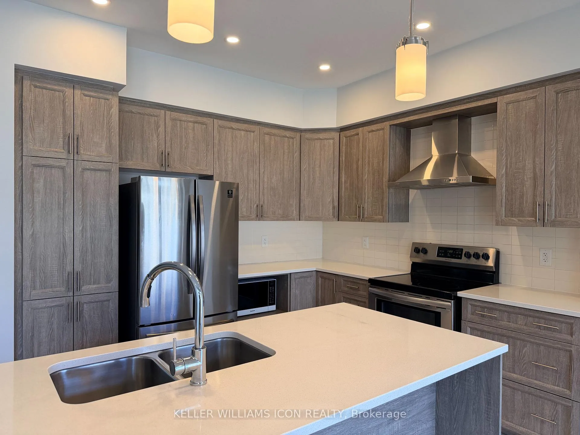 Photo 3 of 701 Capricorn Circle, Ottawa, Riverside South/Gloucester Glen — HOMEH