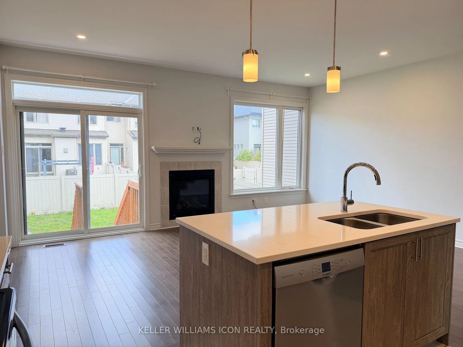 Photo 5 of 701 Capricorn Circle, Ottawa, Riverside South/Gloucester Glen — HOMEH