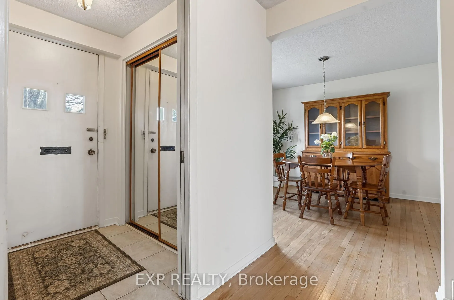 Photo 3 of 652 Glenhurst Crescent, Ottawa, Beacon Hill North — HOMEH