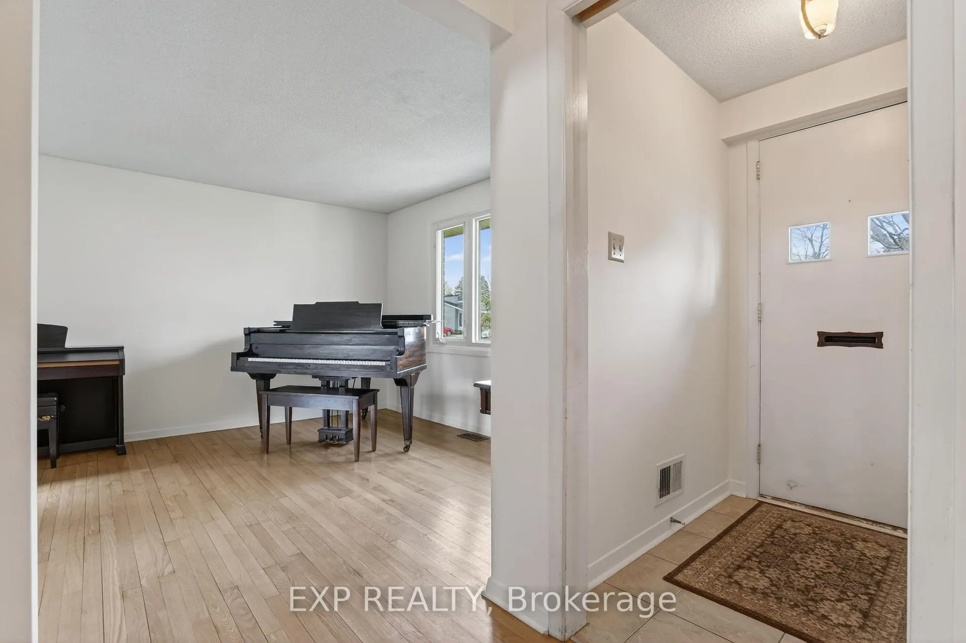 Photo 4 of 652 Glenhurst Crescent, Ottawa, Beacon Hill North — HOMEH