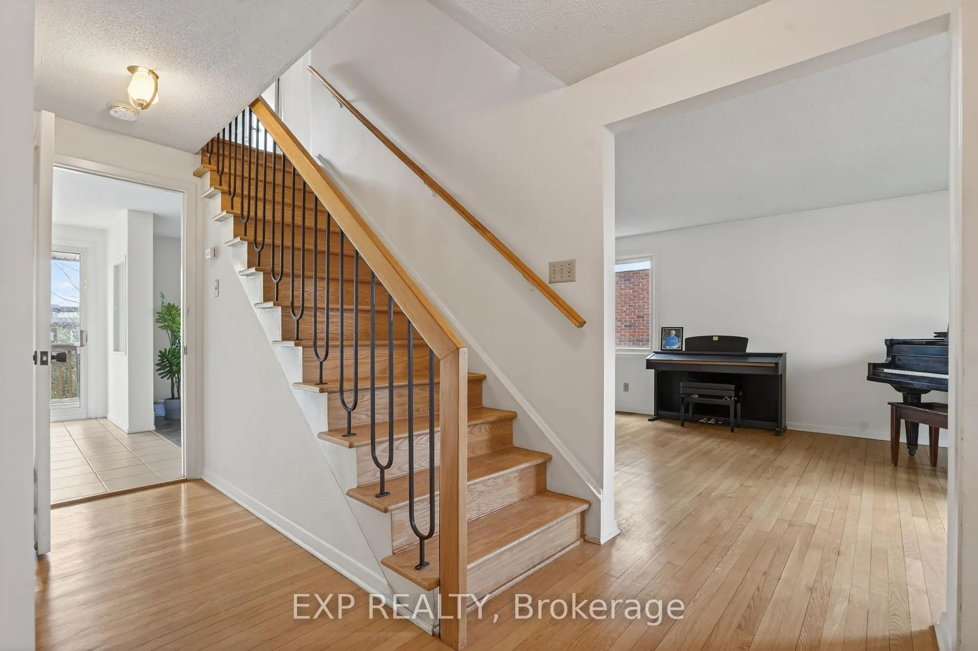 Photo 5 of 652 Glenhurst Crescent, Ottawa, Beacon Hill North — HOMEH