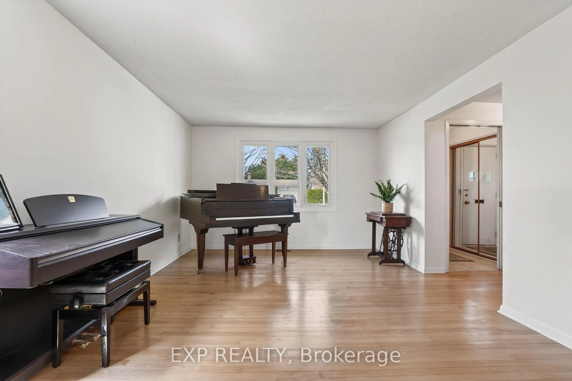 Photo 6 of 652 Glenhurst Crescent, Ottawa, Beacon Hill North — HOMEH